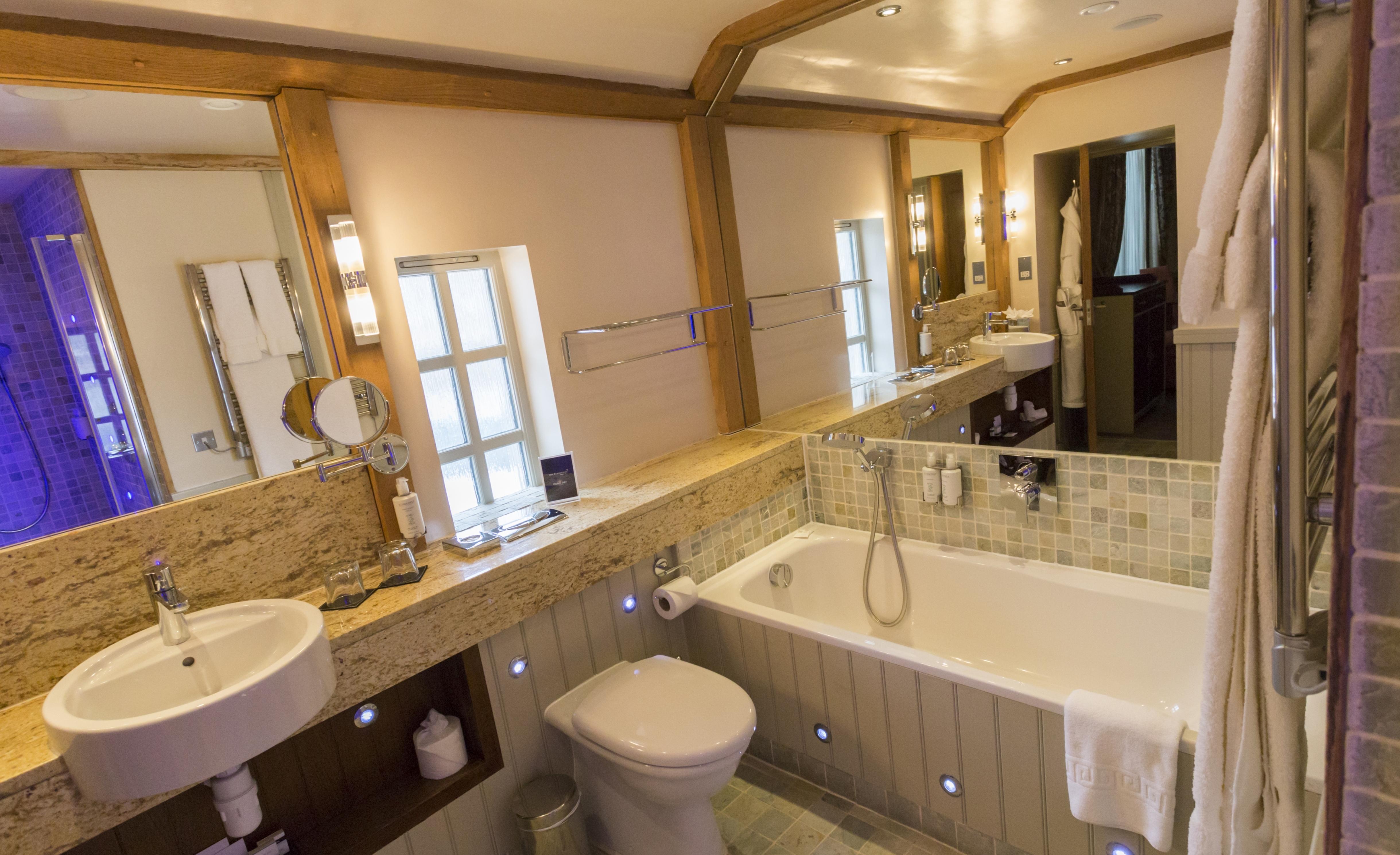 The Farmhouse Hotel And Restaurant Saint Saviour Exteriér fotografie