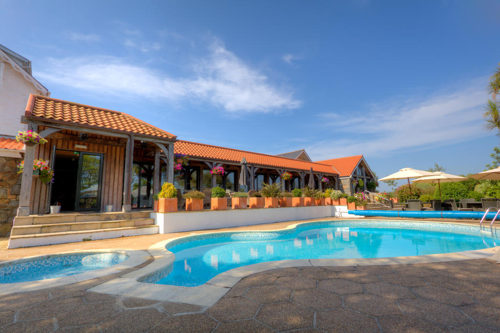 The Farmhouse Hotel And Restaurant Saint Saviour Exteriér fotografie